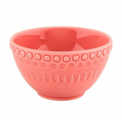 Taça de cerâmica cor-de-rosa com padrão texturado ao redor