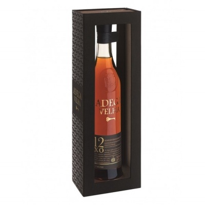 Garrafa Adega Velha 12 XO em embalagem preta com janela transparente