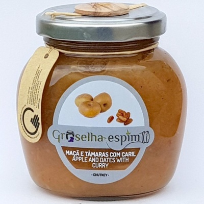 Frasco de chutney de maçã e tâmaras com caril, etiqueta com frutas e texto bilingue