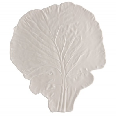 Prato branco em cerâmica com formato de folha grande e textura em relevo.