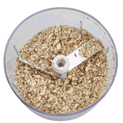 Recipiente transparente com nozes picadas e lâmina metálica no centro