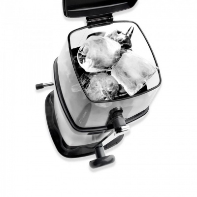 Picador de gelo manual metálico com cubos de gelo dentro