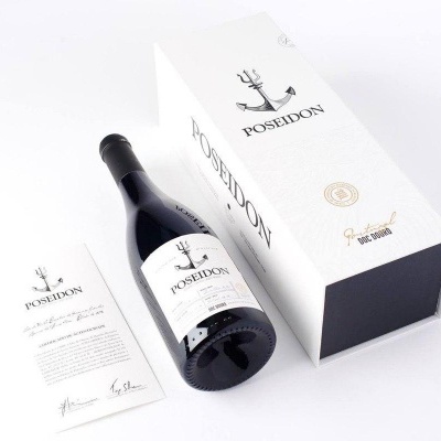 Garrafas de vinho tinto com rótulo POSEIDON e caixa de presente branca