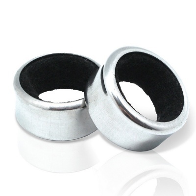 Dois tubos metálicos prateados com interior preto sobre fundo branco