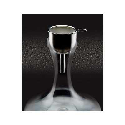 Funil de inox em vidro com fundo preto e gotas de água