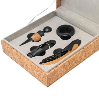 Conjunto para vinho com acessórios em cortiça e preto dentro de caixa cinza