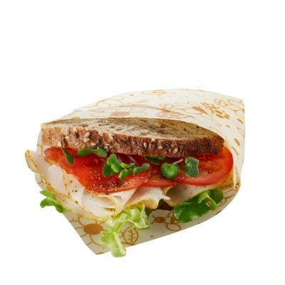 Sandocha com pão integral, tomate, alface, fiambre e brotos em papel decorativo