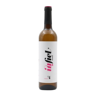 Garrafa de vinho branco Infiel com rótulo branco e texto em preto e rosa