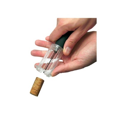 Abridor de garrafas transparente com pega preta a remover uma rolha de cortiça