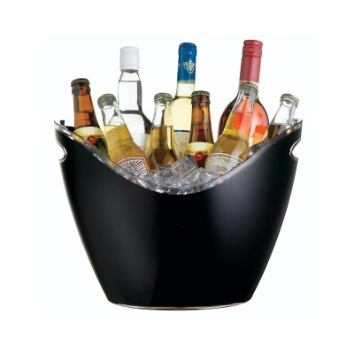 Balde de gelo preto com garrafas de cerveja e vinho e gelo