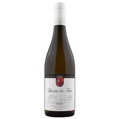 Garrafa de vinho branco Quinta da Fata Dão Reserva com rótulo branco e brasão vermelho.