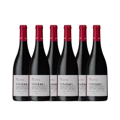Seis garrafas de vinho tinto com rótulo branco e cápsulas vermelhas