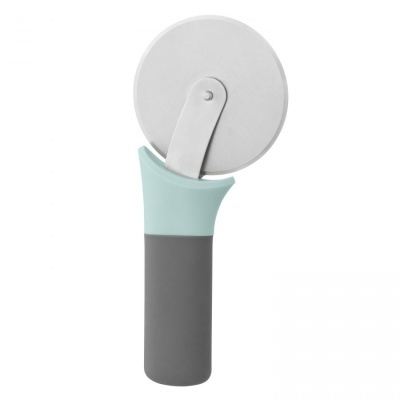 Cortador de pizza com lâmina circular metálica e cabo em plástico cinzento e verde água.