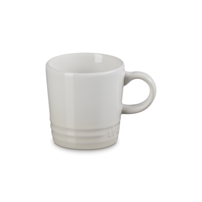 Caneca branca de cerâmica com palavra Le Creuset na base
