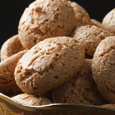 tigela com amêndoas doces portuguesas e mirtilos ao fundo