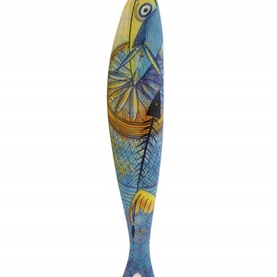 Figura decorativa de peixe em madeira pintada azul e amarelo com padrões geométricos