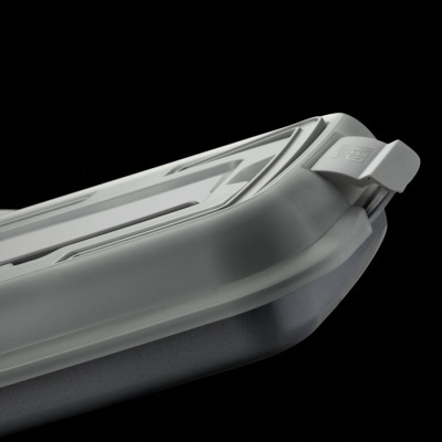 Recipiente plástico retangular com tampa cinza translúcida e fecho