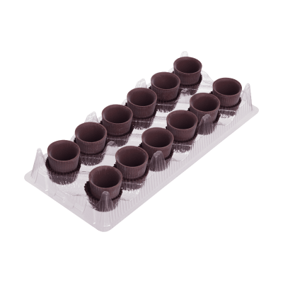 Cápsulas de café castanhas escuras em bandeja plástica transparente