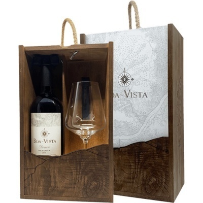 Conjunto de vinho Boa Vista em caixa de madeira com copo de vidro e embalagem de papel.