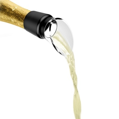 Líquido espumante a ser vertido de uma garrafa de champanhe com anel de derrame transparente