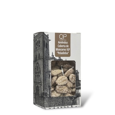 Caixa de amêndoas cobertas Moncorvo IGP 'Peladinha' QIR com embalagem branca e desenho de edifício histórico.