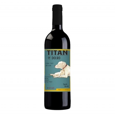Garrafa de vinho tinto Titan of Douro com etiqueta azul e cão branco