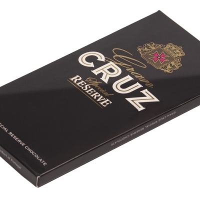 barra de chocolate Cruz Reserve em embalagem preta com texto dourado e branco