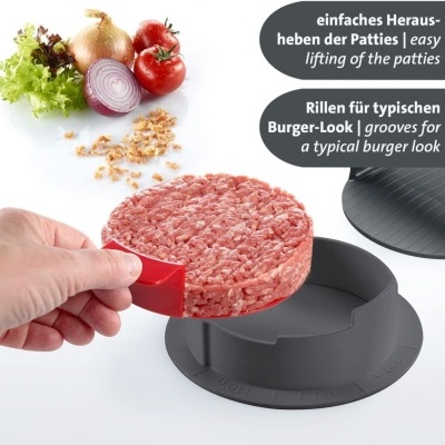 Formador de hambúrguer redondo cinzento com hambúrguer cru e legumes ao fundo