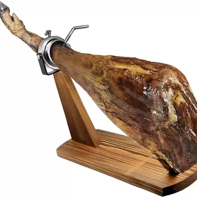 Pernil curado num suporte de madeira com fixação metálica