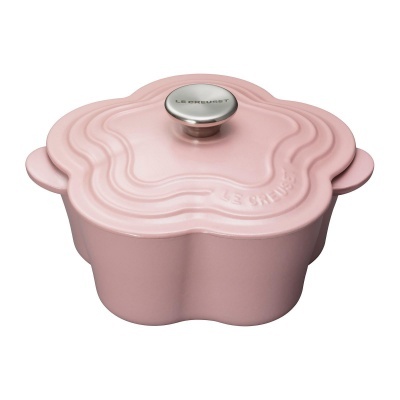 Caçarola rosa em forma de flor com tampa e pega metálica LE CREUSET