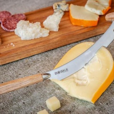 Faca de queijo BOSKA com cabo em madeira claro e lâmina curva
