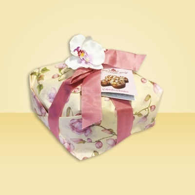 Panettone embalado com papel estampado de flores e fita rosa com laço