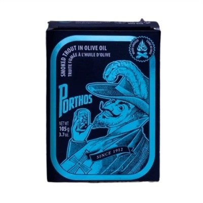 Embalagem de peixe fumado Porthos azul e preta com ilustração de homem a segurar lata
