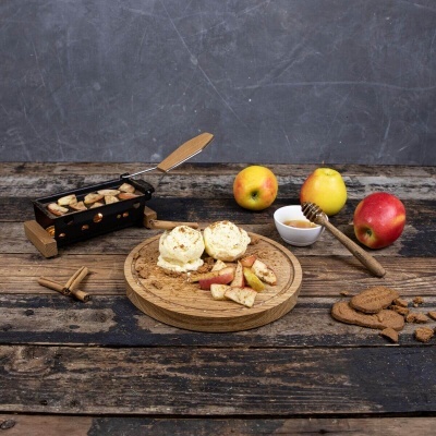 Waffles com gelado e maçãs em prato de madeira, mel, maçãs e biscoitos sobre mesa rústica