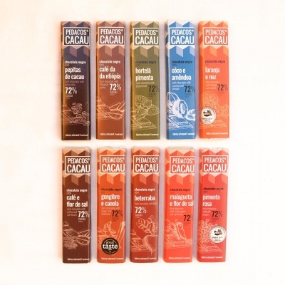Dez barras de chocolate Pedaços de Cacau em várias cores e sabores sobre fundo branco.