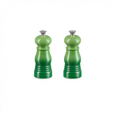 Conjunto de dois moinhos verdes com topo metálico em fundo branco