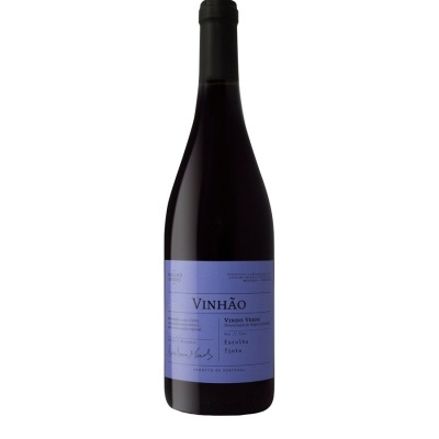 Garrafa de vinho tinto com rótulo azul em fundo branco