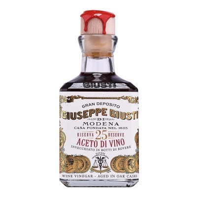Garrafa de vinagre de vinho envelhecido Giuseppe Giusti com selo vermelho e rótulo branco