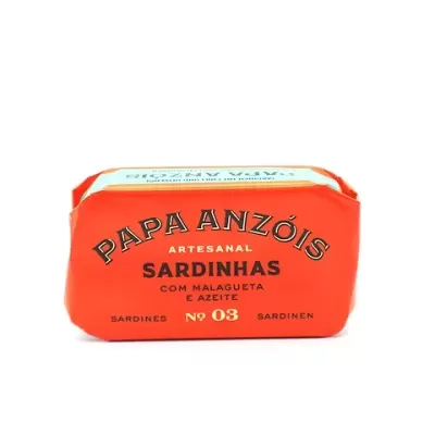 Lata vermelha de sardinhas Papa Anzóis com texto preto e branco