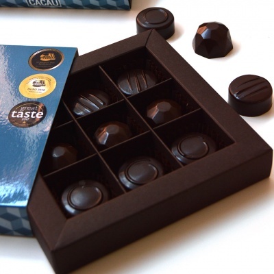 Caixa de chocolates finos com embalagem azul e selos de prémios