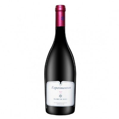 Garrafa de vinho tinto com rótulo branco e cápsula rosa metálico