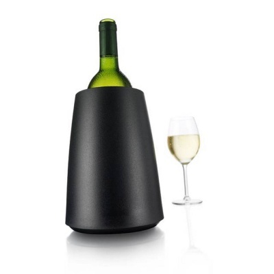 Garrafa de vinho dentro de balde preto com taça de vinho branco