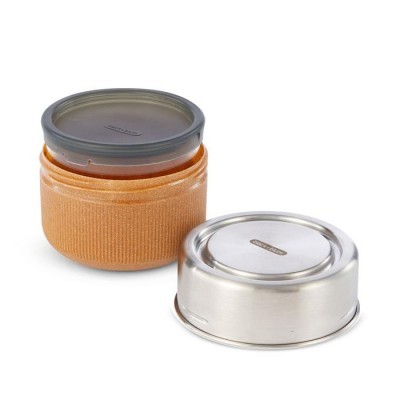 Recipiente redondo com tampa metálica e base em tecido castanho.