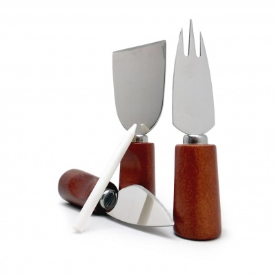Utensílios de cozinha com cabos de madeira castanha e metal prateado em fundo branco