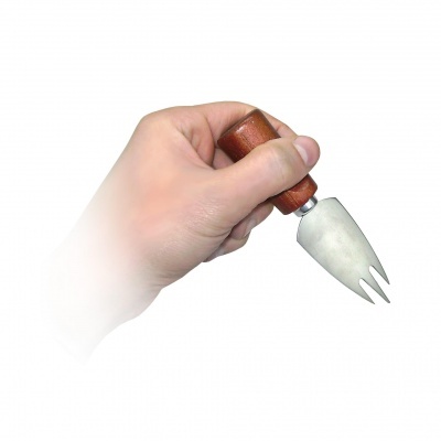 Ferramenta de corte com cabo de madeira e três dentes de metal