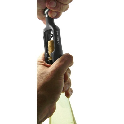 Abridor de vinho metálico preto a retirar rolha de garrafa