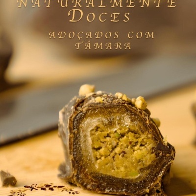 Bombom doce adoçado com tâmara sobre tábua de madeira com texto Clara Doce natural e Doce da Natureza