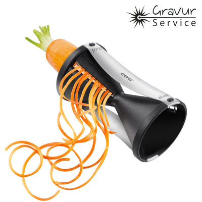 Espiralizador de legumes preto e prata a fazer tiras de cenoura enroladas