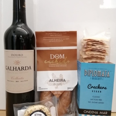 Produtos alimentares portugueses: vinho tinto, enchido, queijo e biscoitos