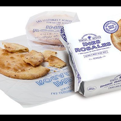 Bolachas planas crocantes com embalagem branca e texto azul